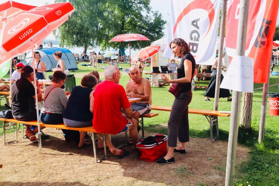 Nationalrätin Gabriela Sutter (AG) im Gespräch mit den Anwesenden.