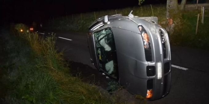 Fahrzeuglenker/in entfernt sich nach Verkehrsunfall von Unfallstelle in Bibern.