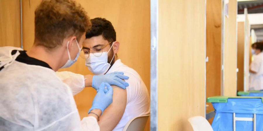 53,62 Prozent der Schweizer Bevölkerung sind bereits vollständig geimpft.