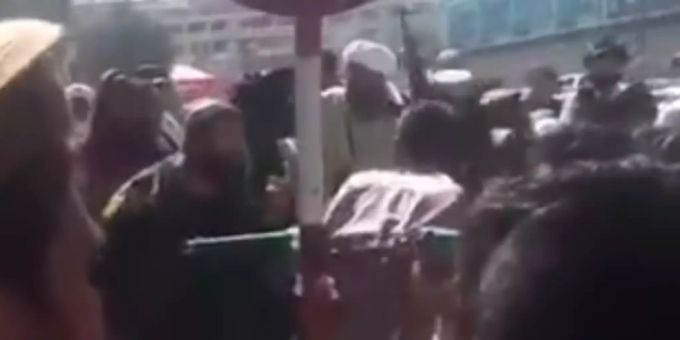In Zentrum von Kabul - Taliban ketten Mann an und peitschen ihn aus
