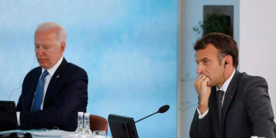 Joe Biden (l) und Emmanuel Macron bei einem Treffen im Rahmen des G7-Gipfels im Juni. Foto: Phil Noble/PA Wire/dpa