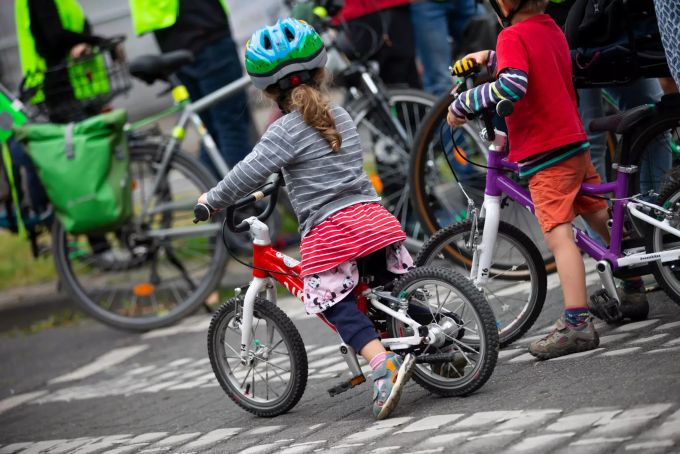 Gute Nachrichten aus Deutschland: 2020 gab es deutlich weniger Verkehrsunfälle, bei denen Kinder involviert waren. Kinder im Verkehr