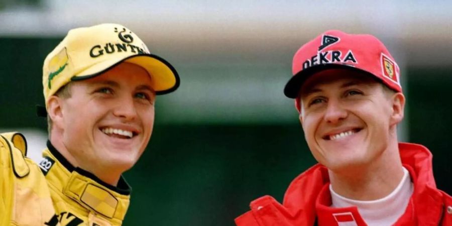 Die Brüder Michael Schumacher (r, Ferrari) und Ralf Schumacher (Jordan) winken nach dem Grossen Preis von Deutschland auf dem Hockenheimring den Zuschauern zu. Foto: Steve Etherington/epa/dpa