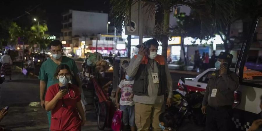 Mitarbeiter des Gesundheitswesens stehen nach dem starken Erdbeben vor dem Veracruz General Hospital. Foto: Felix Marquez/AP/dpa