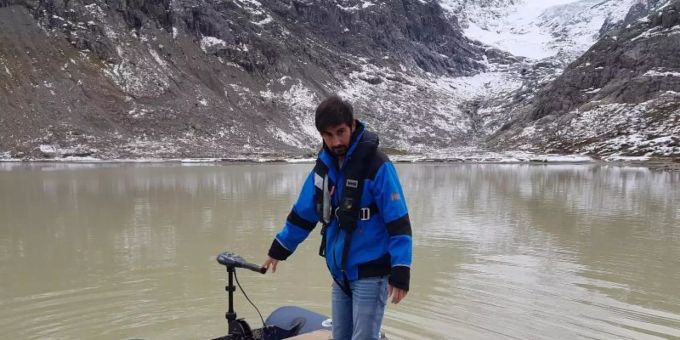 Michael Plüss, Techniker der Eawag-Abteilung Oberflächengewässer, installiert eine Thermistorenkette auf dem Steisee. Foto: Nico Moelg/Eawag/dpa Michael Plüss, Techniker der Eawag-Abteilung Oberflächengewässer, installiert eine Thermistorenkette auf dem Steisee. Foto: Nico Moelg/Eawag/dpa