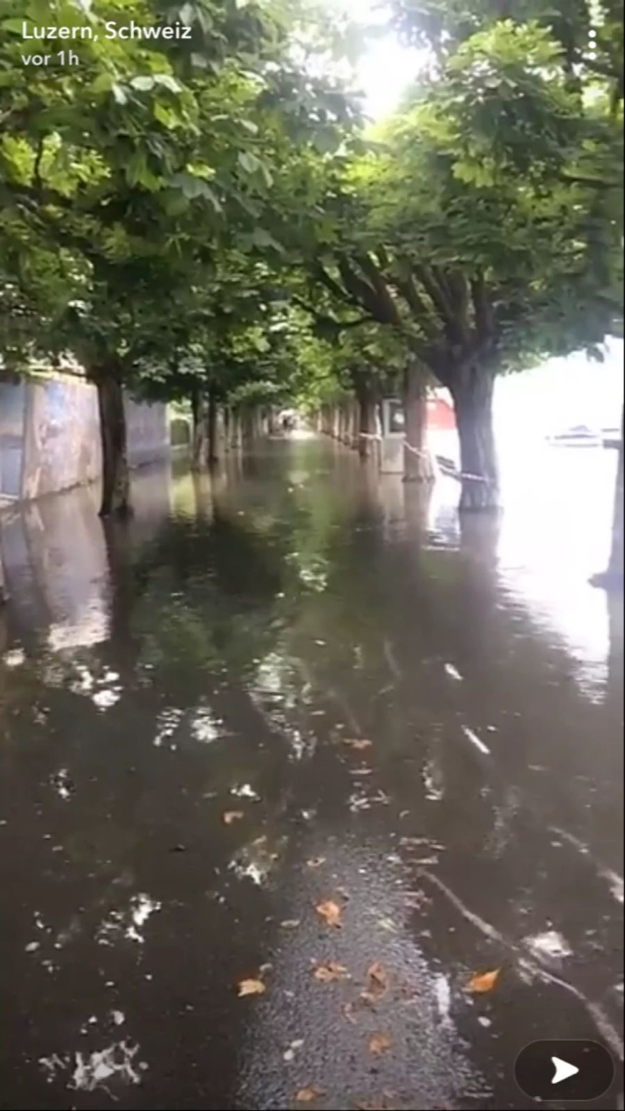 Wo sonst Fussgänger durchgehen, ist nun Wasser.