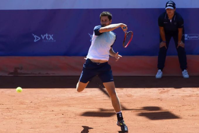 In Gstaad liefert Sandro Ehrat insgesamt drei gute Spiele ab. Nach den beiden Quali-Siegen verliert er im Haupttableau aber. Sandro Ehrat