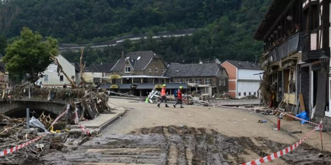Abgesperrte Strasse in Altenahr (Rheinland-Pfalz) Abgesperrte Strasse in Altenahr (Rheinland-Pfalz)