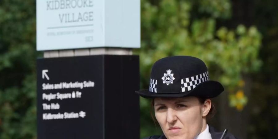 Eine Polizeibeamtin steht im Cator Park in Kidbrooke, Südlondon, in der Nähe des Tatorts, an dem die Leiche einer jungen Frau gefunden wurde. Foto: Ian West/PA Wire/dpa