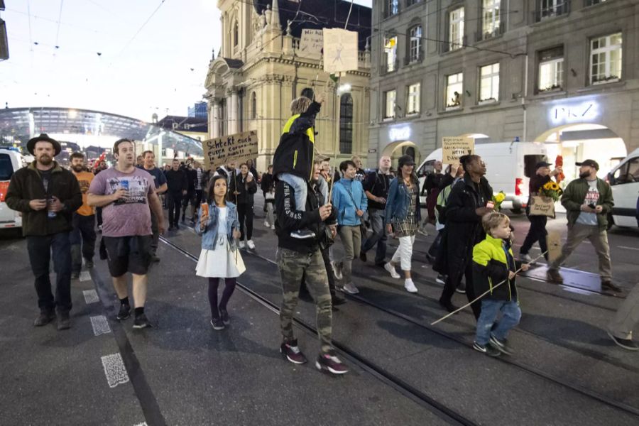 An vorderster Front waren auch Eltern mit Kindern dabei.