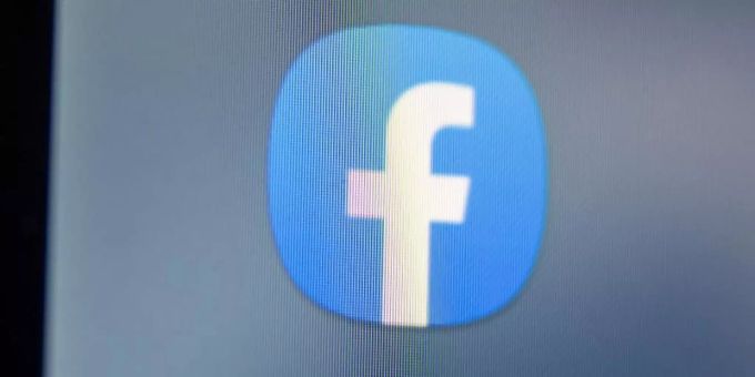 Auf dem Bildschirm eines Smartphones sieht man das Logo der App Facebook. Foto: Fabian Sommer/dpa Auf dem Bildschirm eines Smartphones sieht man das Logo der App Facebook. Foto: Fabian Sommer/dpa