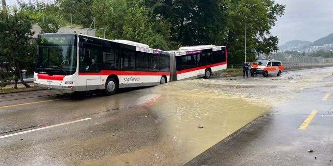 Der Linienbus brach unmittelbar nach der Brücke in ein Loch. Fürstenlandbrücke