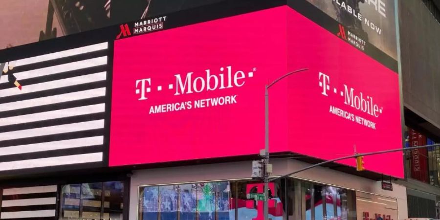 Eine Filiale des Mobilfunkproviders T-Mobile US am belebten Times Square in New York. Foto: Christoph Dernbach/dpa