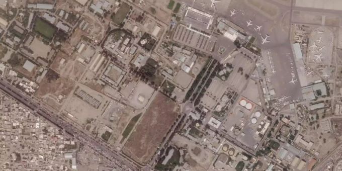 Eine Luftaufnahme des Flughafens in Kabul. Ein Deutscher ist auf dem Weg dorthin angeschossen worden. Foto: Planet Labs Inc./Planet Labs Inc./AP/dpa Eine Luftaufnahme des Flughafens in Kabul. Ein Deutscher ist auf dem Weg dorthin angeschossen worden. Foto: Planet Labs Inc./Planet Labs Inc./AP/dpa