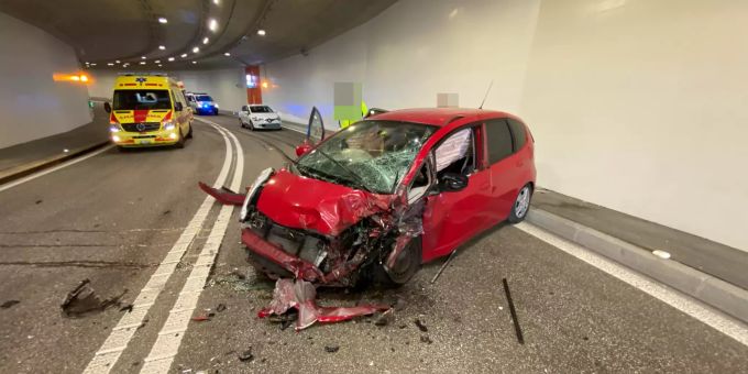 Der Autolenker sowie dessen Beifahrerin wurden mittelschwer verletzt. Unfall