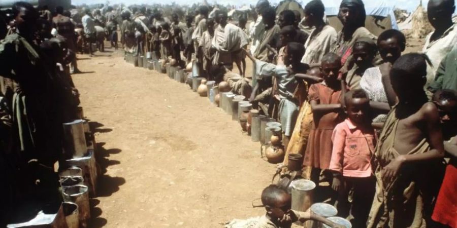 In langen Schlangen warten hungernde Äthiopier im Jahr 1983 auf Lebensmittel. Das Land litt damals unter einer jahrelangen Dürre. Foto: Lehtikuva Oy/dpa