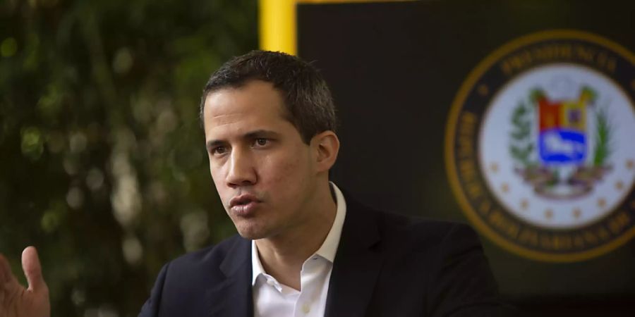 ARCHIV - Juan Guaido, Oppositionsführer, spricht auf einer Pressekonferenz inmitten der Corona-Pandemie. (zu dpa «Venezolanische Opposition will an Regionalwahlen teilnehmen») Foto: Pedro Rances Mattey/dpa