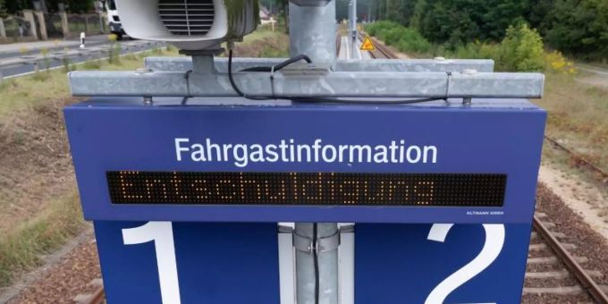 Eine Anzeigetafel an einem Bahnhof in Sachsen. Foto: Sebastian Kahnert/dpa-Zentralbild/dpa
