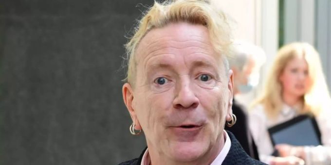 Frontmann John Lydon, alias Johnny Rotten, bei seiner Ankunft im Rolls Building des High Court. Foto: Ian West/PA Wire/dpa Frontmann John Lydon, alias Johnny Rotten, bei seiner Ankunft im Rolls Building des High Court. Foto: Ian West/PA Wire/dpa