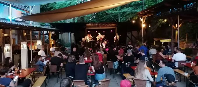 Ein Konzert im Garten des Konzerthaus Schüür. (Archivbild) Konzerthaus Schüür