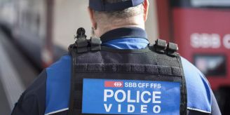 Wegen Maskenpflicht - Mann spuckt Bahnpolizisten in Zürich an den Kopf Wegen Maskenpflicht - Mann spuckt Bahnpolizisten in Zürich an den Kopf