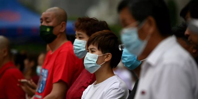 Angespannte Eltern vor einem Prüfungsgebäude in Peking Angespannte Eltern vor einem Prüfungsgebäude in Peking