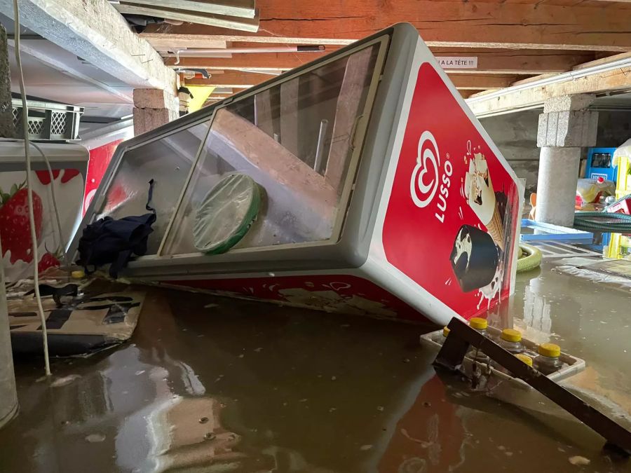 Durch den Druck des Hochwassers im angrenzenden Murtensee öffnete sich quasi der Boden.