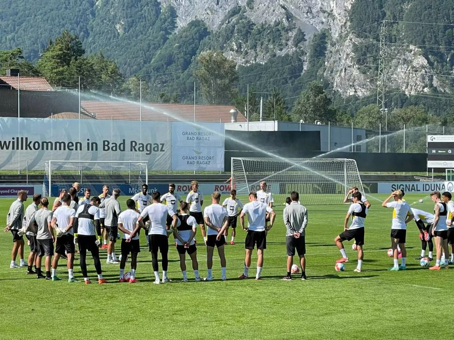 Trainer Marco Rose hält eine Ansprache.