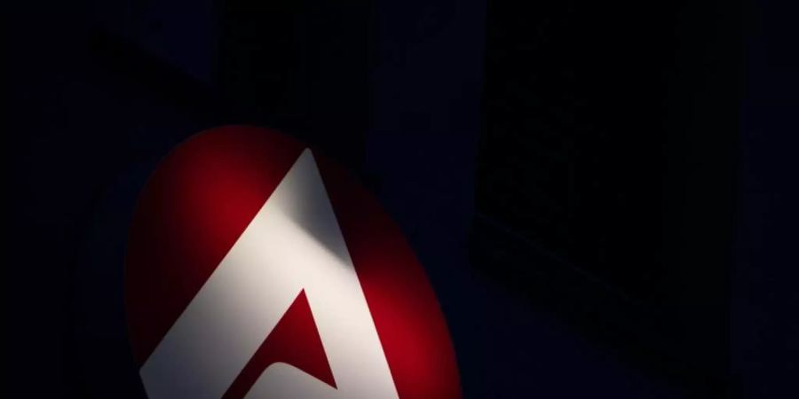 Das Logo der Bundesagentur für Arbeit leuchtet. Foto: Sebastian Gollnow/dpa