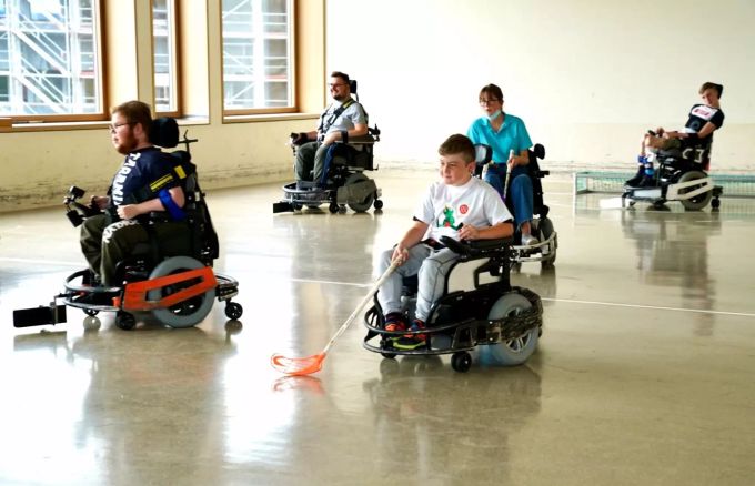 Go Noah! Dank seinem E-Rollstuhl schiesst er ein Tor nach dem anderen. Kinder im E-Rollstuhl