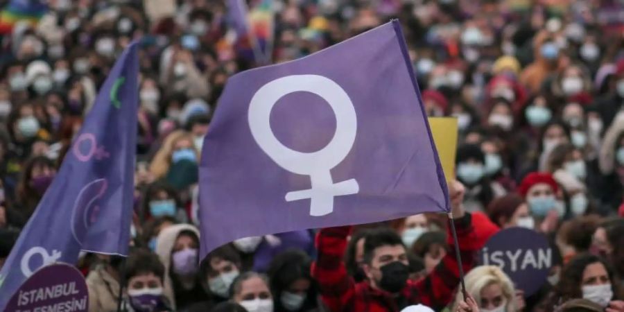 Demonstranten mit feministischen Fahnen bei einer Kundgebung in Istanbul. Foto: Emrah Gurel/AP/dpa/Archivbild