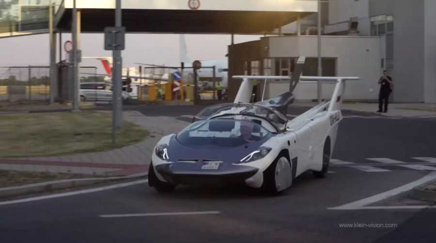 Das fliegende Auto lässt sich innerhalb kurzer Zeit in ein fahrendes Auto verwandeln.