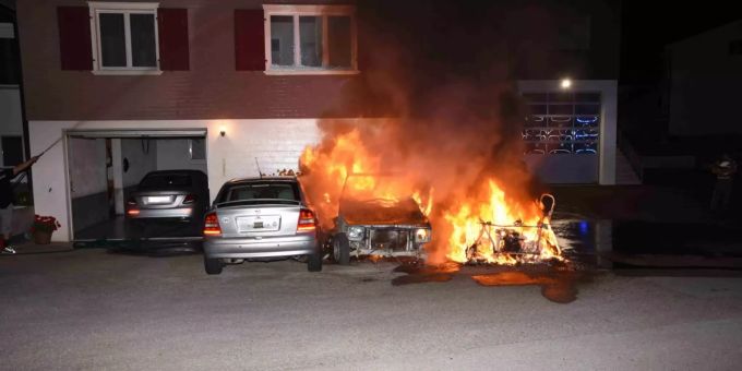 Die drei Autos erlitten einen Totalschaden. Brand