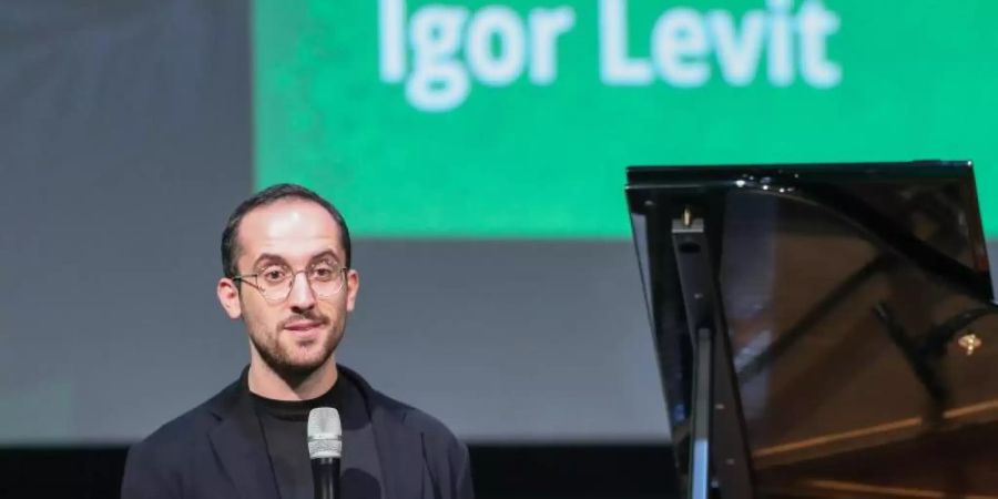 Der Pianist Igor Levit spricht auf der Bühne. Foto: Jan Woitas/zb/dpa