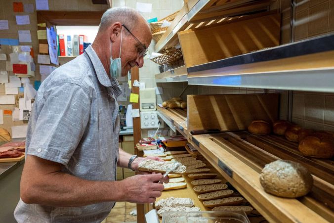 Hubert Jenny bereitet Thonsandwiches vor.