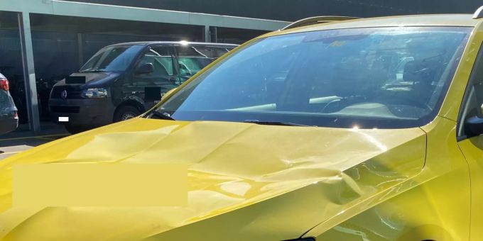 Der Mann verbeulte unter anderem die Karosserie dieses Fahrzeugs. auto baar