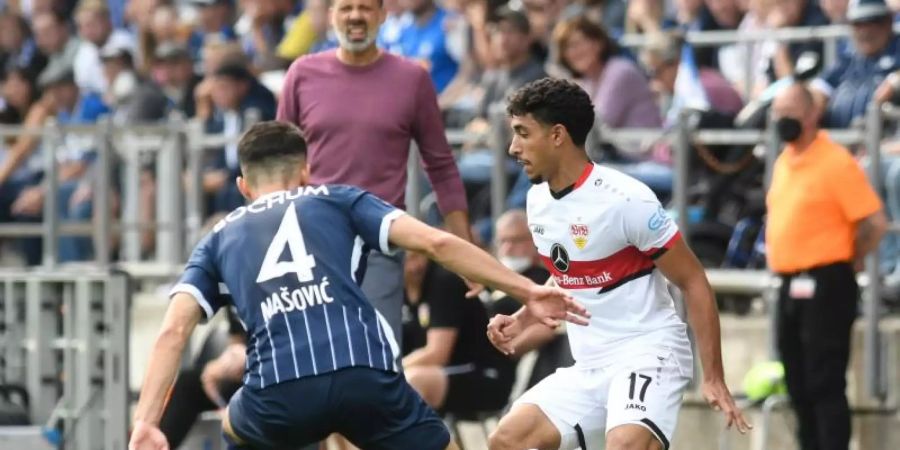 Stuttgarts Omar Marmoush (r) versucht sich im 1:1-Duell an der Seitenlinie gegen Bochums Erhan Masovic durchzusetzen. Foto: Bernd Thissen/dpa