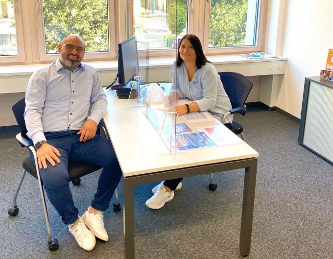 Agenturleiter Emanuele Muscianese mit Nüket Görgül, Kundenberaterin Senior. Sie feiert nächstes Jahr ihr 25-jähriges Jubiläum in der Agentur in Reinach. CSS Versicherung Reinach