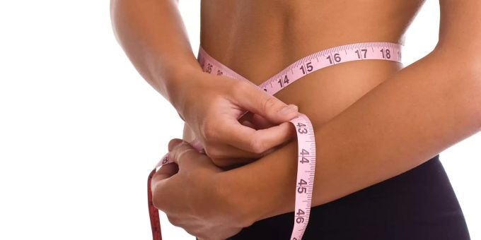 Hormone beeinflussen unser Gewicht. Frau mit Massband