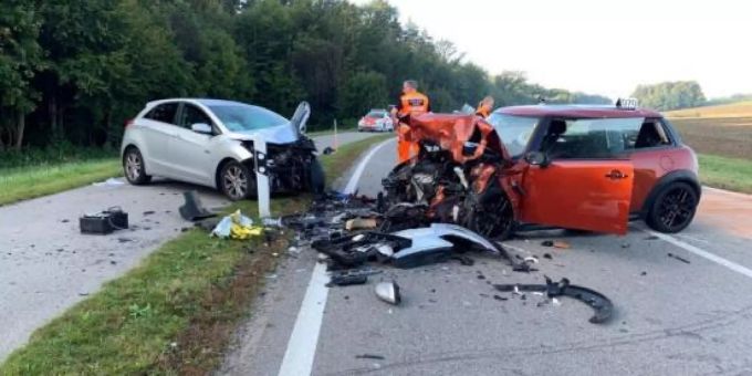 Bei einem Verkehrsunfall in Kloten ZH werden zwei Personen schwer verletzt. kloten zh