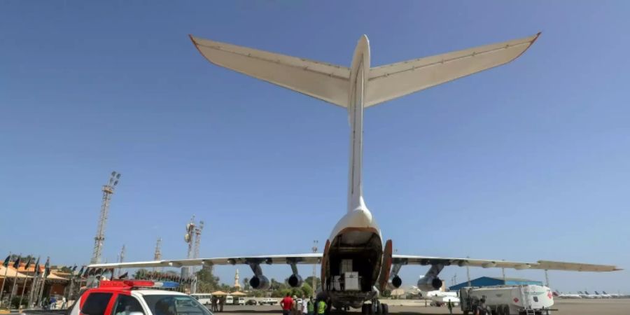 Das Flugzeug mit der Impfstoff-Lieferung am Flughafen Mitiga