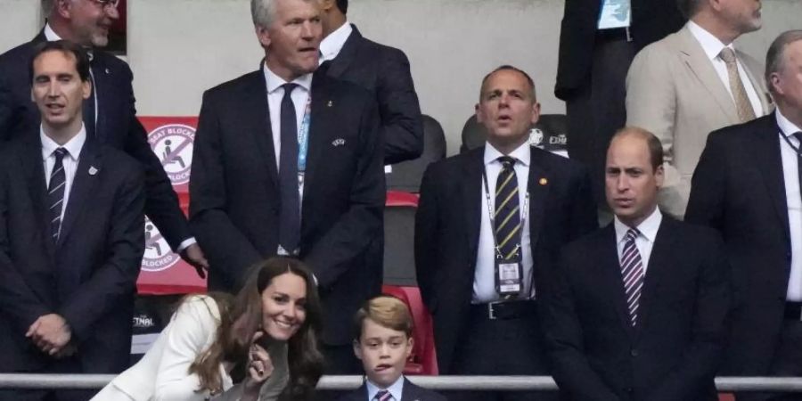 Prinz William (r) und seine Frau Kate mit dem kleinen Prinz George auf der Tribüne des Wembley-Stadions. Foto: Frank Augstein/AP POOL/dpa