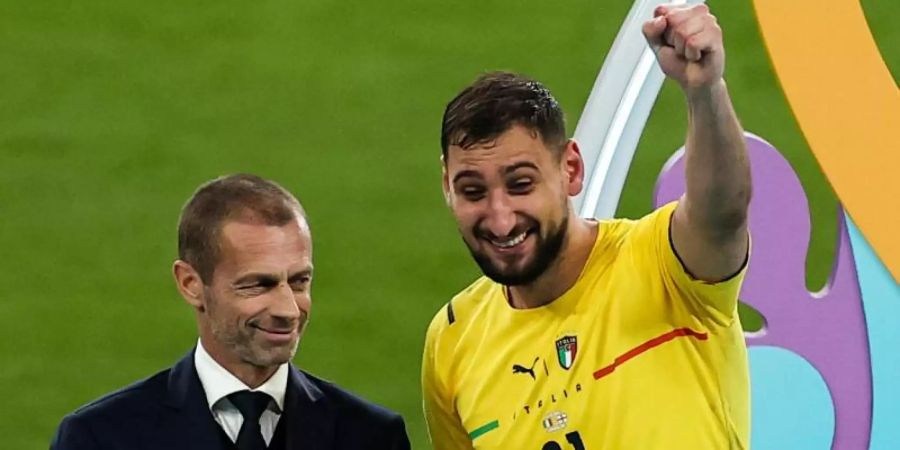 Bester Spieler der EM: UEFA-Boss Aleksander Ceferin ehrt Italien-Keeper Gianluigi Donnarumma. Foto: Christian Charisius/dpa