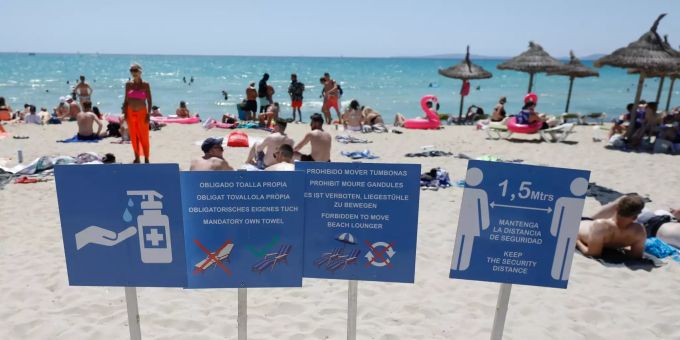 Schilder weisen am Strand auf Mallorca auf die Hygiene-Massnahmen hin. Coronavirus - Tourismus auf Mallorca