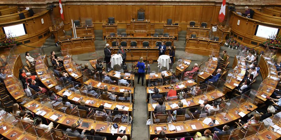 Blick in den Nationalratssaal. Dort beginnt am Montag die Herbstsession mit der Debatte über Kriegsmaterialexporte. (Archivbild)