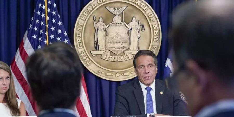 Melissa DeRosa, (l) neben dem New Yorker Gouverneur Andrew Cuomo während einer Pressekonferenz. Seine Sekretärin trat zurück, nachdem ein Bericht festgestellt hatte, dass der Gouverneur elf Frauen sexuell belästigt hatte. Foto: Mary Altaffer/AP/dpa