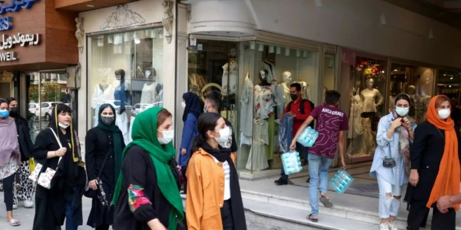 Shoppen mit Maske in Teheran