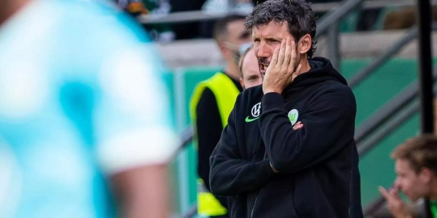 Dem VfL Wolfsburg droht nach einem Wechselfehler von Trainer Mark van Bommel eine Niederlage am grünen Tisch. Foto: Guido Kirchner/dpa
