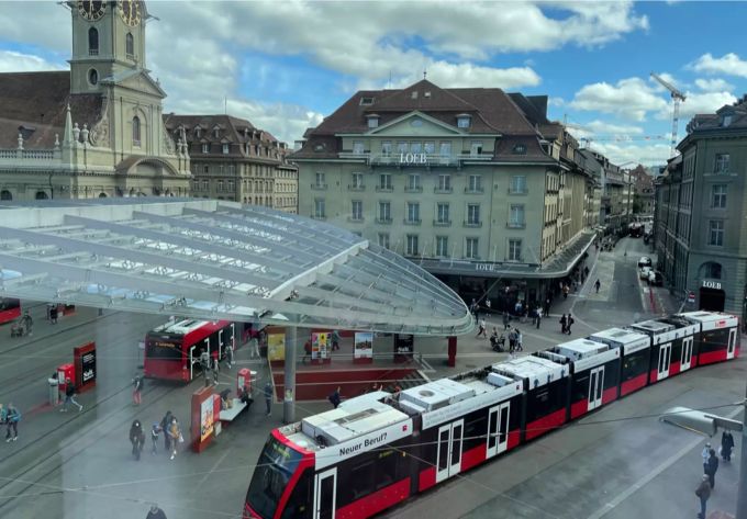 Blick auf den Berner Loeb-Egge. Strassenmusik Bern