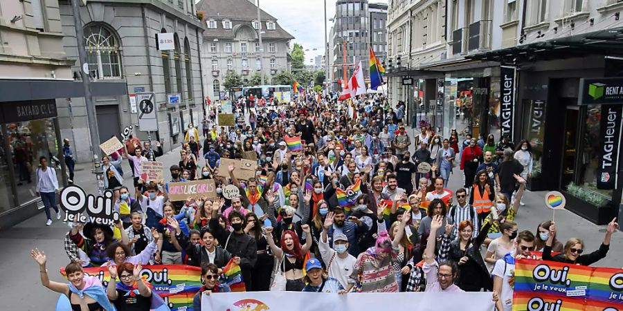 Teilnehmende der Pride marschierten am Samstag durch Biel und warben dabei für ein Ja zur «Ehe für alle».